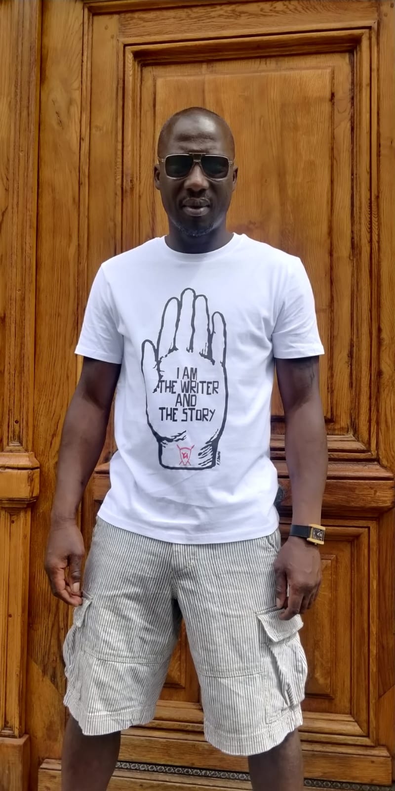 T Shirt Hand "I'm the Writer and the Story" par Fred Ebami