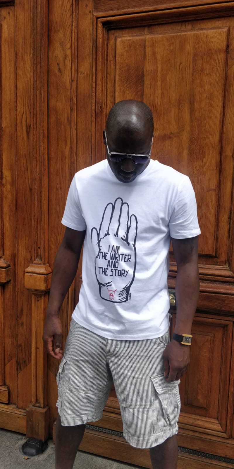 T Shirt Hand "I'm the Writer and the Story" par Fred Ebami