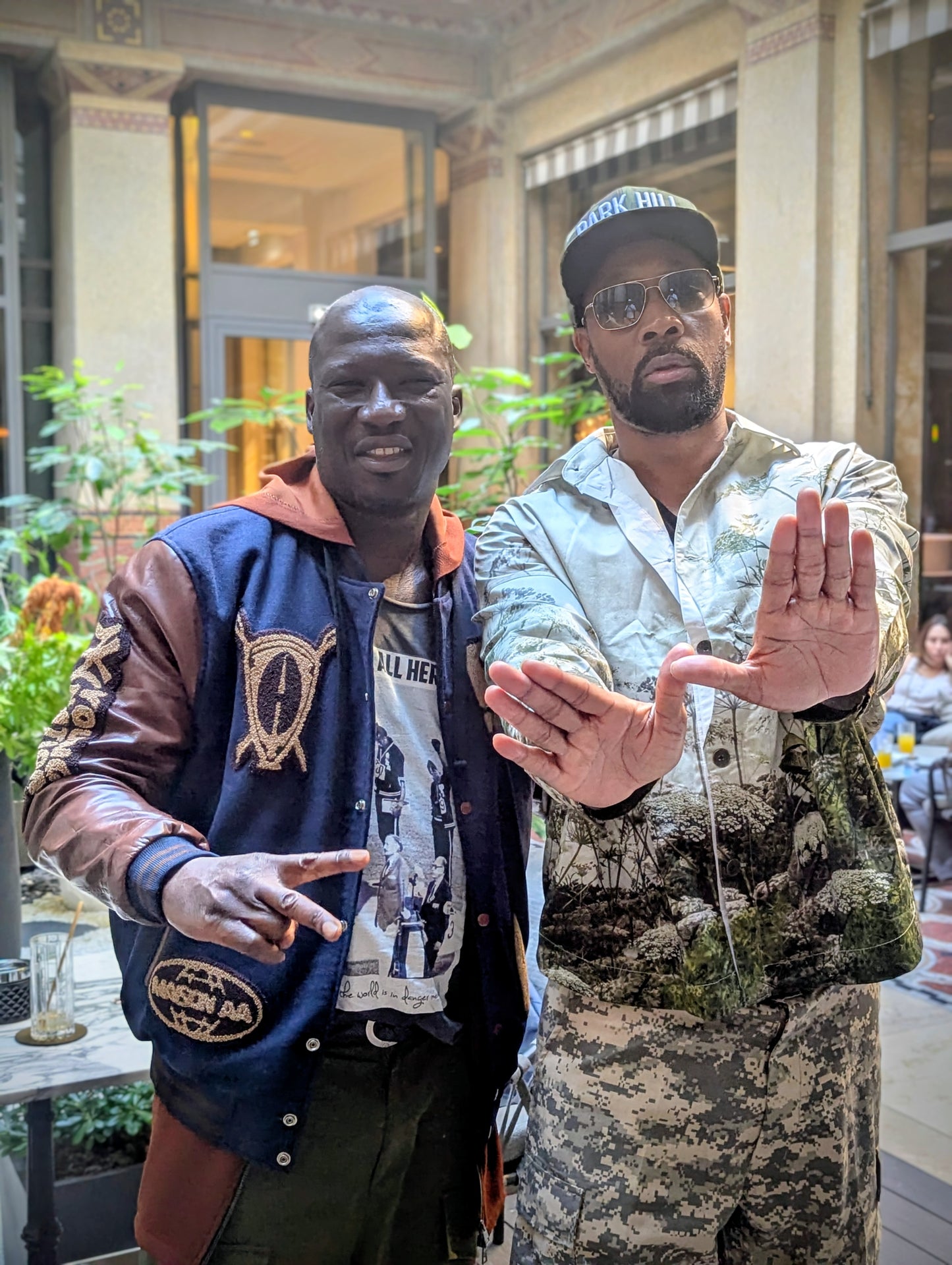 Le Teddy de l'Unité : Plus qu'une veste, c'est le symbole de notre famille. Le Teddy "Univers AA" est la seule pièce qui réunit les trois emblèmes de la marque : African Armure, Maison AA et Young Nation by AA.