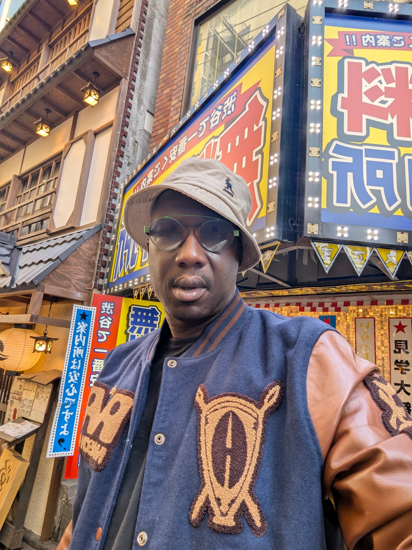 Le Teddy de l'Unité : Plus qu'une veste, c'est le symbole de notre famille. Le Teddy "Univers AA" est la seule pièce qui réunit les trois emblèmes de la marque : African Armure, Maison AA et Young Nation by AA.