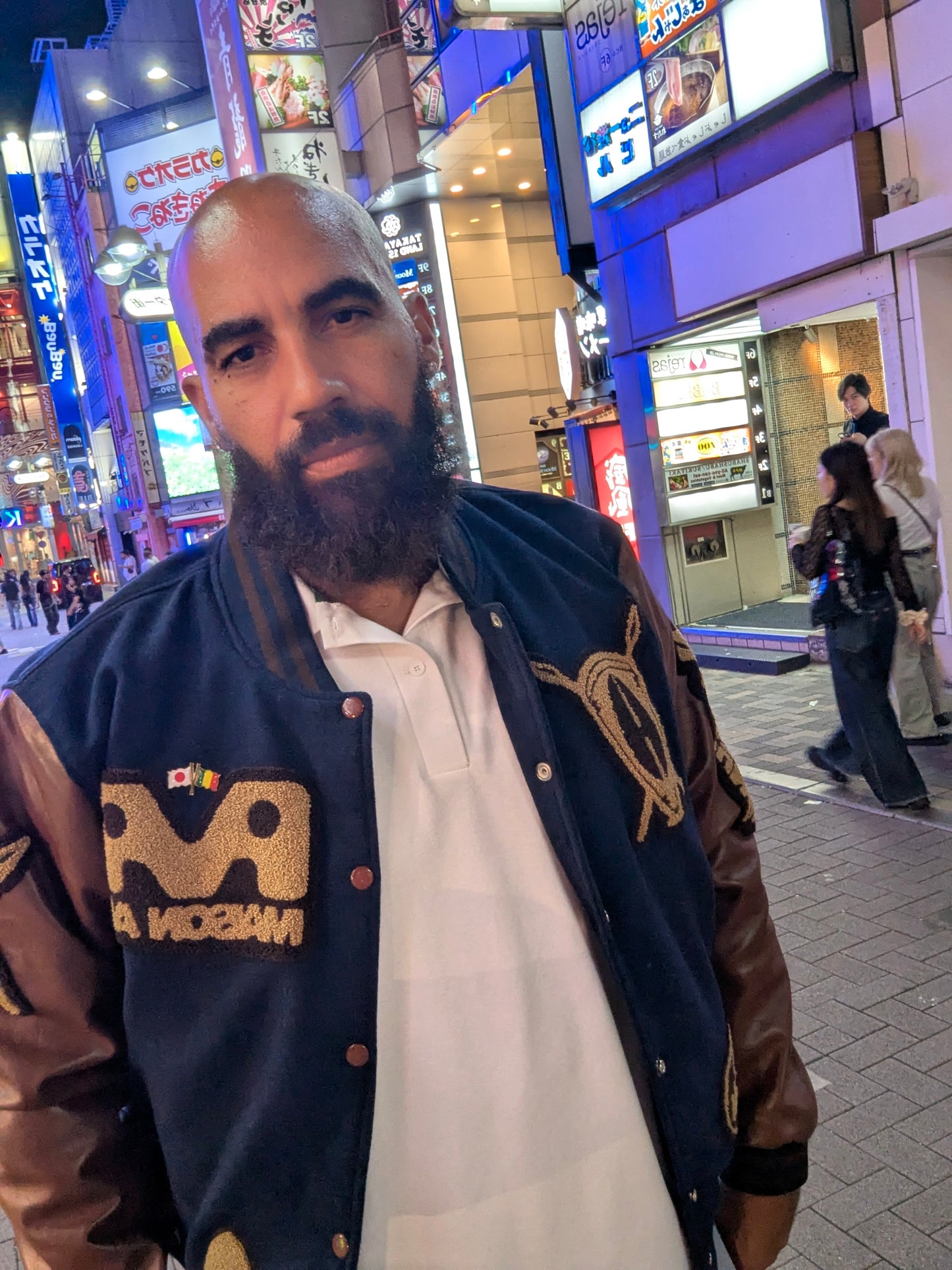 Le Teddy de l'Unité : Plus qu'une veste, c'est le symbole de notre famille. Le Teddy "Univers AA" est la seule pièce qui réunit les trois emblèmes de la marque : African Armure, Maison AA et Young Nation by AA.