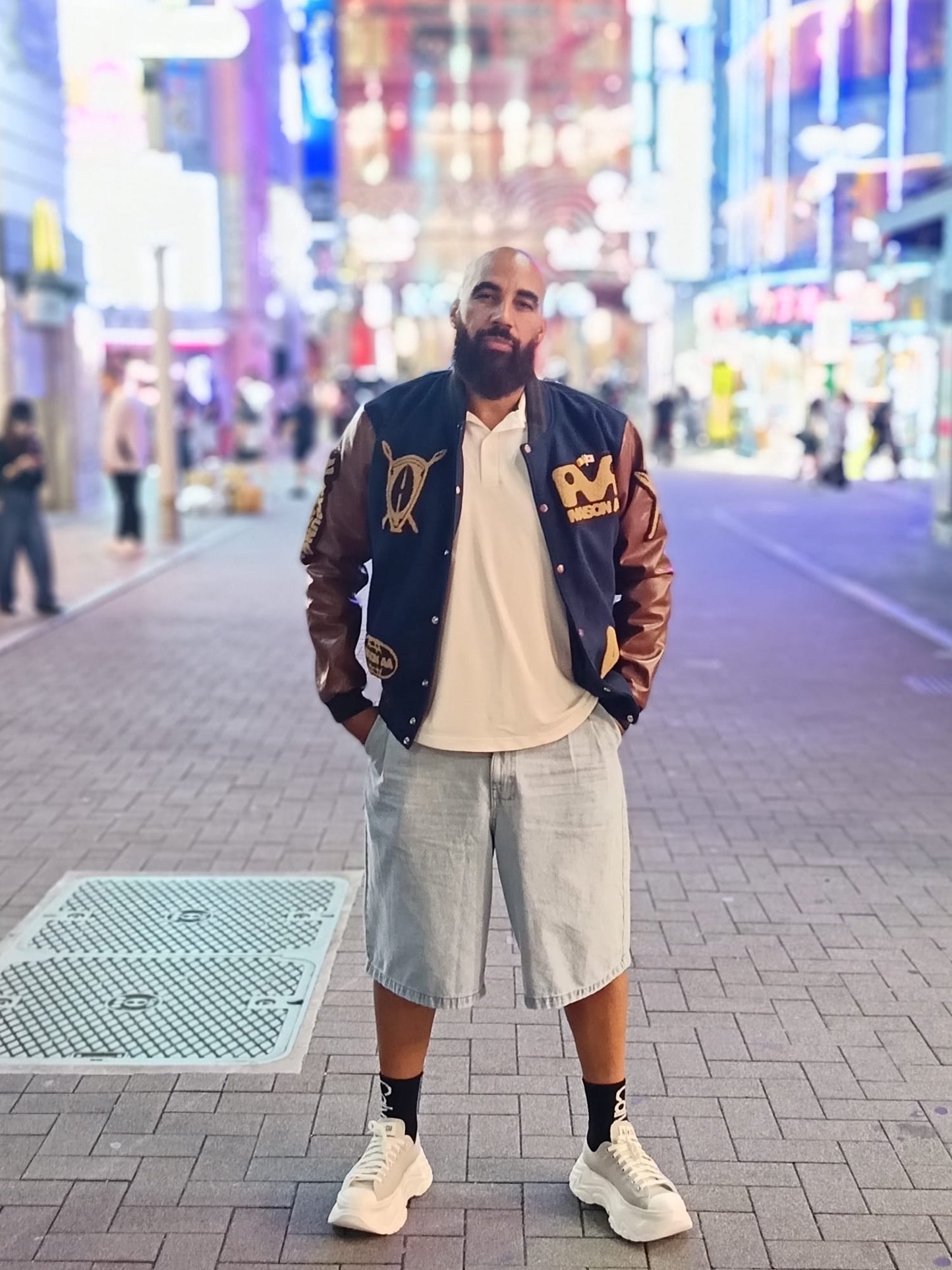 Le Teddy de l'Unité : Plus qu'une veste, c'est le symbole de notre famille. Le Teddy "Univers AA" est la seule pièce qui réunit les trois emblèmes de la marque : African Armure, Maison AA et Young Nation by AA.